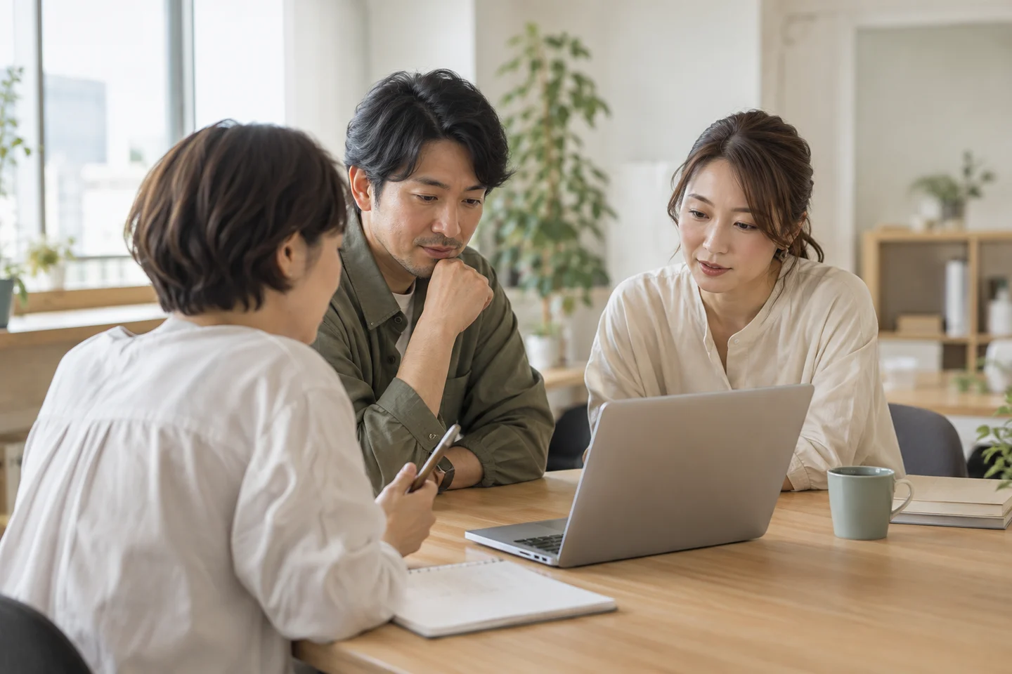 画面を囲んで話し合う3人